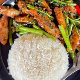 ผัดผักบุ้งไก่กรอบ