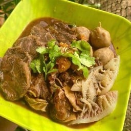 ก๋วยเตี๋ยวเนื้อตุ๋นหมูตุ๋นรสเด็ด