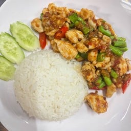 ข้าวผัดพริกแกงไก่