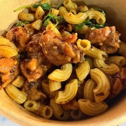 มักกะโรนีผัดกระเพราไก่กรอบ