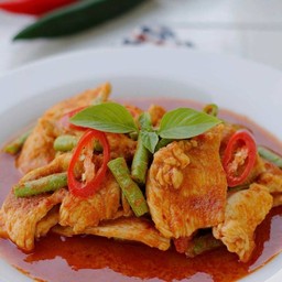 ข้าวผัดพริกแกงไก่