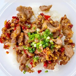 ข้าวหมูคั่วพริกเกลือ