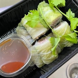 มีเธอ สุกี้โรลและผลไม้สดปอก