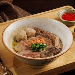 ก๋วยเตี๋ยวมหาเนื้อรวมเนื้อ