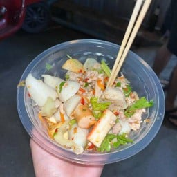 ยำลูกชิ้นน้ำจิ้มโครตแซ่บ