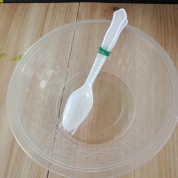 ถ้วยพลาสติกกับช้อนส้อม