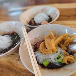 ก๋วยเตี๋ยวเรือ ป.ประทีป น้ำตกหมู