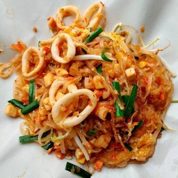 ผัดไทยเส้นใหญ่ปลาหมึก