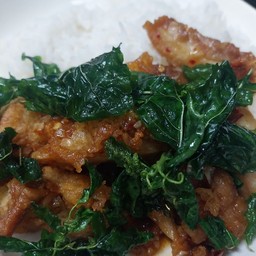 กระเพาไก่กรอบราดข้าว