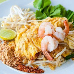 ผัดไทยเส้นใหญ่กุ้งสด