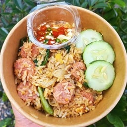 ผัด-กะเพรา มีข้าวผัดหอมกลิ่นกระทะ  และผัดกะเพรารสร้อนแรง