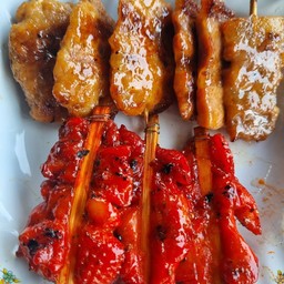 ไก่แดง 3+ ไม้หมูโบราณ 3 ไม้+หมูนมสด 3 ไม้+ข้าวเหนียว 1 ห่อ+เครื่องดื่ม 1 แก้ว