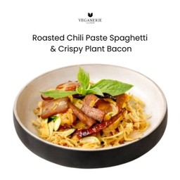 สปาเกตตี้น้ำพริกเผาเบคอนกรอบ