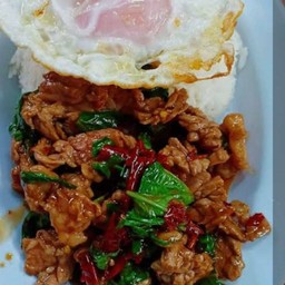 ข้าวกระเพราเนื้อชิ้น