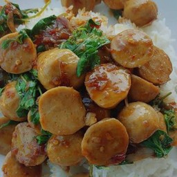 ข้าวกระเพราลูกชิ้นเนื้อ