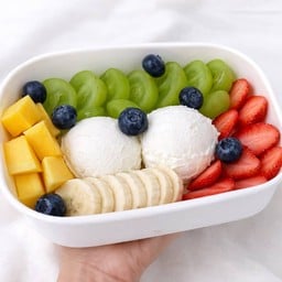 กรีกโยเกิร์ตเนื้อแน่น 2Scoop+5ท้อปปิ้งมะม่วงน้ำดอกไม้/องุ่นไซมัส/สตอเบอรี่/กล้วยหอมทอง