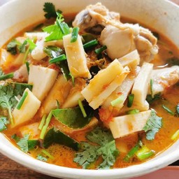 แกงยอดมะพร้าวอ่อนใส่ไก่