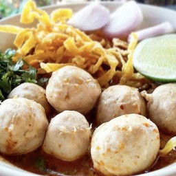 ข้าวซอยลูกชิ้นหมู