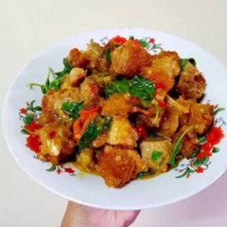 กระเพราหมูกรอบเป็นกับข้าว