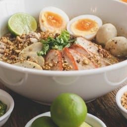 ก๋วยเตี๋ยวป้าฝนลุงโชค ตลาดสดไอยราพลาซ่า