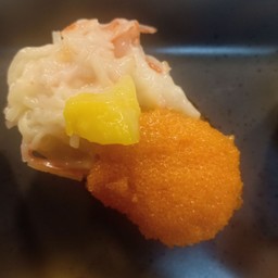 ซูชิ สลัดปูอัด+ไข่กุ้งส้ม