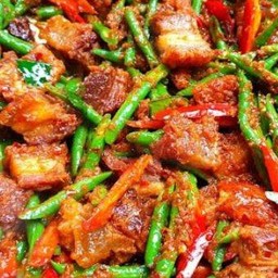 ผัดพริกแกงหมูกรอบเป็นกับข้าว