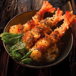 ข้าวกุ้งชุบเกล็ดขนมปังทอด ราดซอสกะเพรา