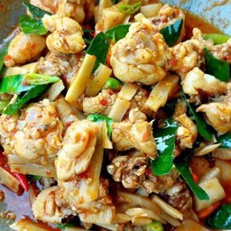 ผัดกระเพราหน่อไม้ใส่ไก่