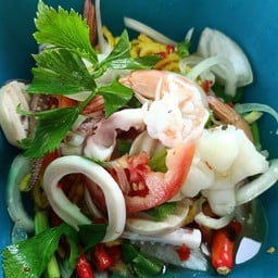 ยำหมี่กรอบสุดแซ่บ