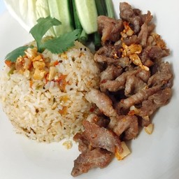 ข้าวผัดน้ำพริกหนุ่มหมูทอด