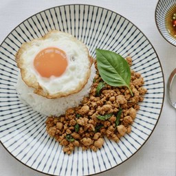 ข้าวกะเพราสันคอหมู