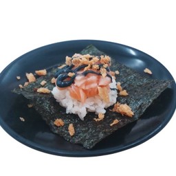 B29 เทมากิแซลมอนซอสชาโคล (Salmon with Charcoal Sauce Temaki)