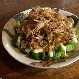 สลัดกระเจี๊ยบ โรยปลาแห้ง