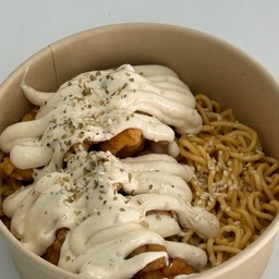 มาม่าคาโบนาร่า+ไก่กรอบราดซอสหัวหอม