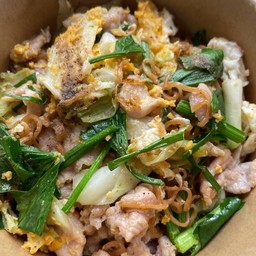 มาม่าผัดไข่หมูหมักนุ่ม