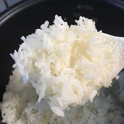 ข้าวสวยใส่ถ้วยพร้อมทาน