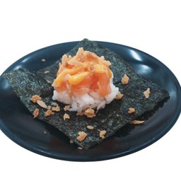 B30 เทมากิแซลมอนซอสไข่เค็ม (Salmon with Salted Egg Sauce Temaki)