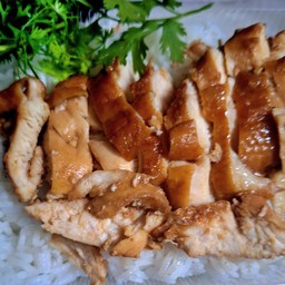 ข้าวหน้าไก่ย่างน้ำจิ้มแจ๋ว