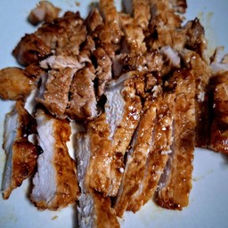 ข้าวหมูย่าง น้ำจิ้มแจ๋ว