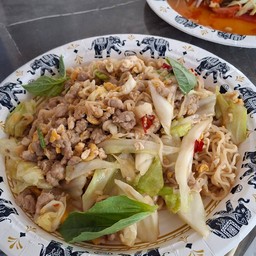 ผัดมาม่าหมูสับ