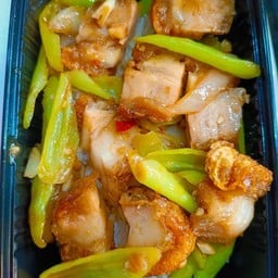 ผัดพริกหยวกหมูกรอบ(ราดข้าว)