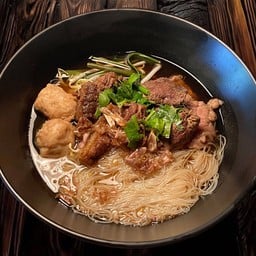 ก๋วยเตี๋ยวเนื้อตุ๋น พิเศษ (Braised Beef Noodles Special)