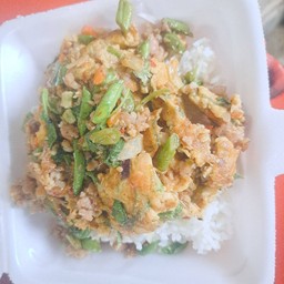 ข้าวกระเพาไข่ทรงเครื่องใสหมูสับ