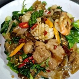 ผัดขี้เมาเส้นใหญ่