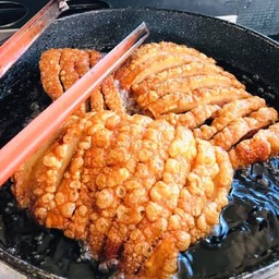 หมูกรอบคั่วพริกเกลือราดข้าว