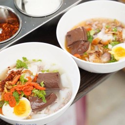 ก๋วยจ๊าบ ช.ล.(เกาเหลา) หน้าร้านครัวปากแดง