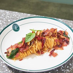 พาสต้าผัดพริกกระเทียมและเบคอน