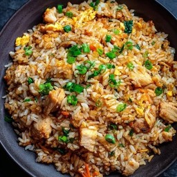 ข้าวผัดน้ำพริกหนุ่ม หมูชิ้น หอมๆ