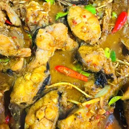 แกงเผ็ดปลาดุกทะเลเป็นกับข้าว