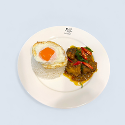 ข้าวราดผัดเผ็ดปลากะพง